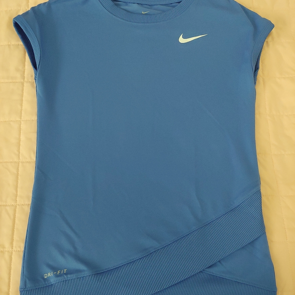 Girl Nike sport top